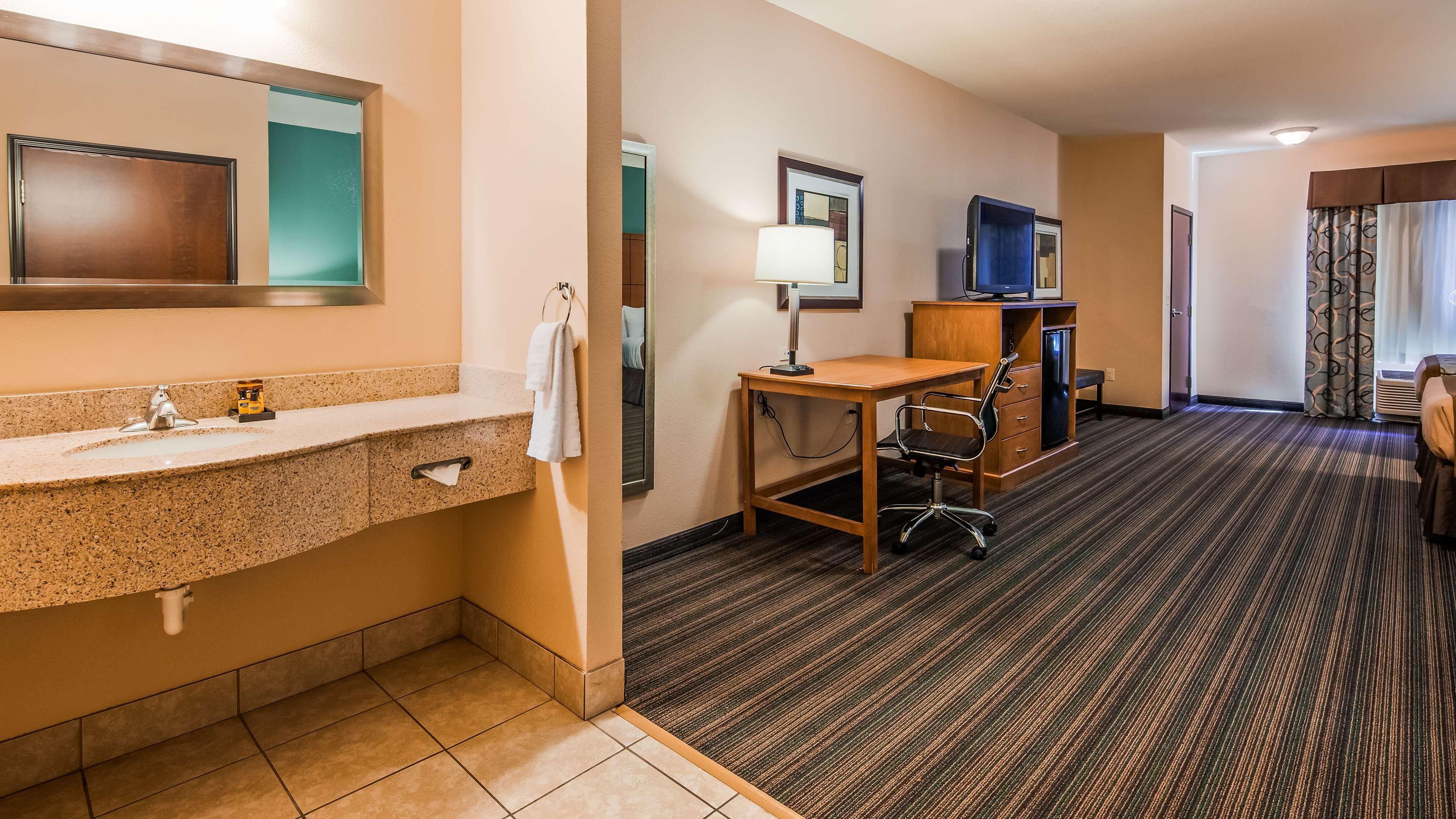 Western & Hotel 3*